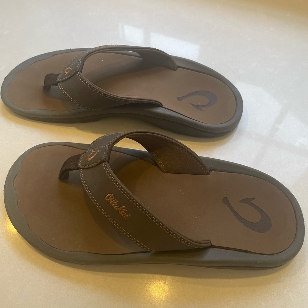 Olukai Size 8 Men’s Flip Flops